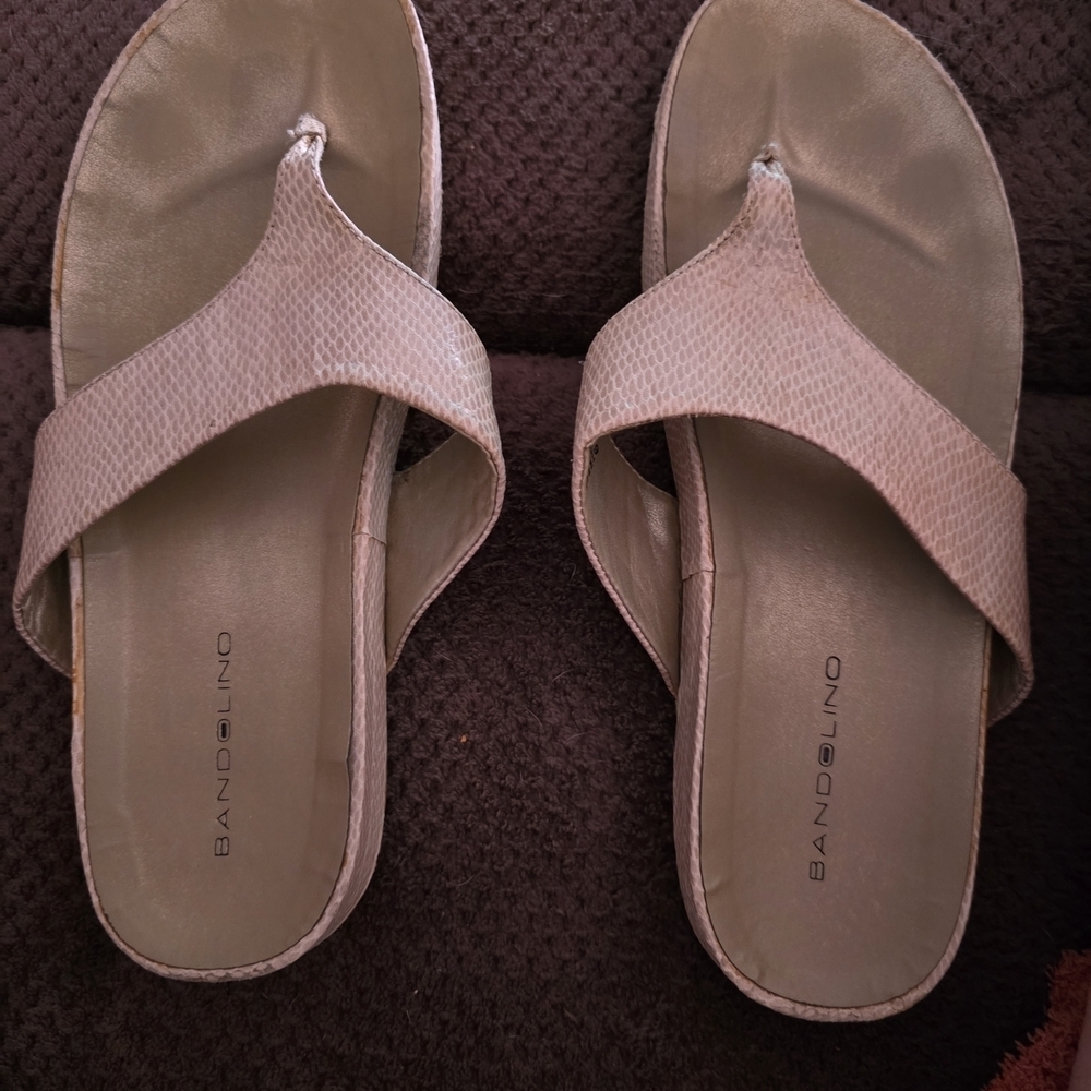 Bandolino Womens  Tan Sandals with Cushioned Footbed Pre-owned Size 7.